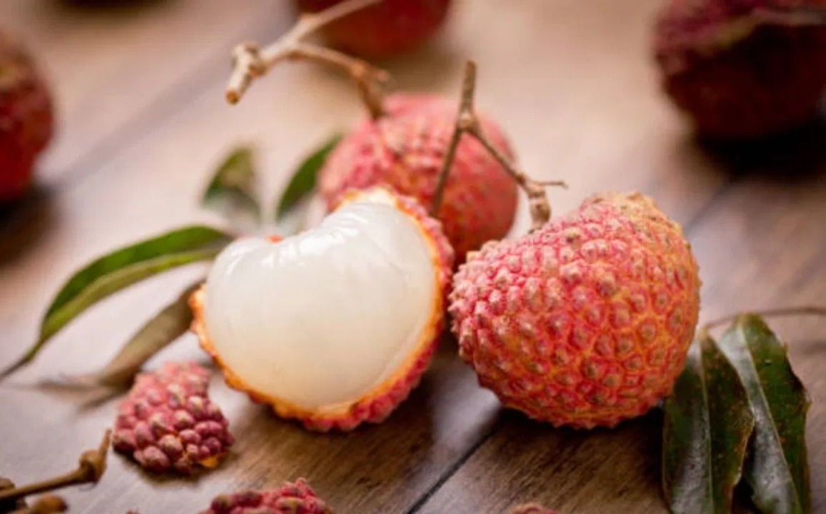 FSSAI ইতিমধ্যেই এই বিষয়ে সতর্কতা জারি করেছে। সংস্থার মতে, এমন রঙিন লিচু দীর্ঘমেয়াদে স্বাস্থ্যের ক্ষতি করতে পারে।